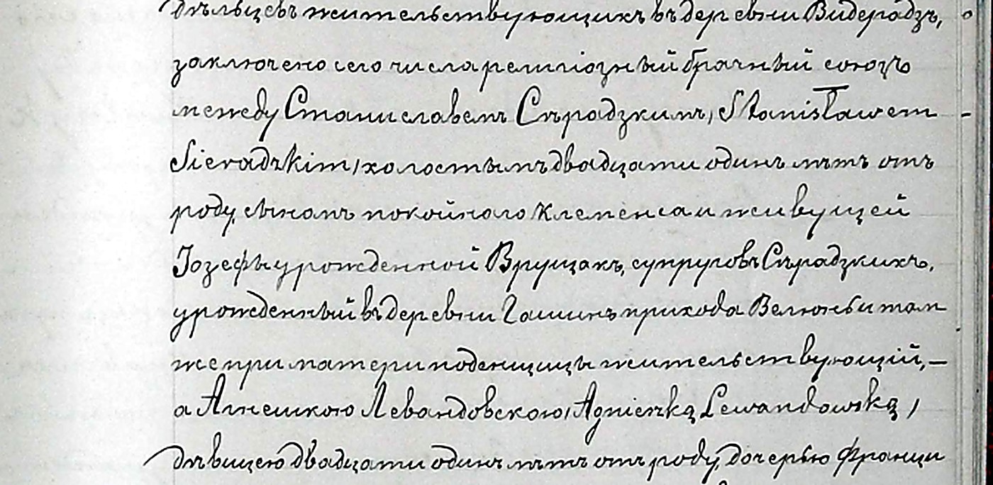 Vielsesindførslen fra Ruda 1899, hvor præsten skriver Stanisławem Sieradzkim og Agnieszka Lewandowska med latinske bogstaver midt i den russiske tekst
